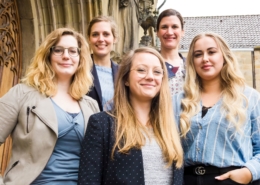 Das Organisationsteam der Digitalen Woche Osnabrück (v.l. untere Reihe): Janin Arntzen, Grafik- und Webdesign (Stadt Osnabrück), Franziska Haucke, Projektleitung Digitale Agenda (Stadt Osnabrück), Madeline Mc Caw, Organisation (Stadt Osnabrück) / (v.l. obere Reihe): Berenike Seeberg-Elverfeldt, New Business Manager (Stadtwerke Osnabrück), Nina Hoss, Presse- und Öffentlichkeitsarbeit (Stadt Osnabrück). Foto: Simon Vonstein, Stadt Osnabrück.