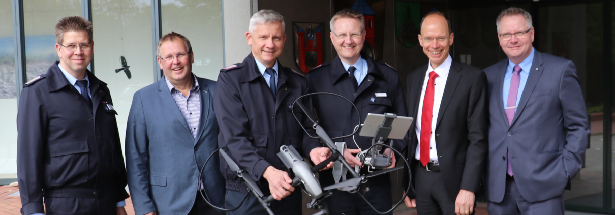 Stolz präsentieren die Feuerwehrkräfte dem Landrat die neue Drohne. v.l.: Stv. Abschnittsleiter Nord Ralf George, Abteilungsleiter Brand- und Katastrophenschutz Klaus Wübbolding, Kreisbrandmeister Cornelis van de Water, Abschnittsleiter Süd Ludger Flohre sowie Landrat Dr. Michael Lübbersmann und Kreisrat Dr. Winfried Wilkens. Foto: Landkreis Osnabrück