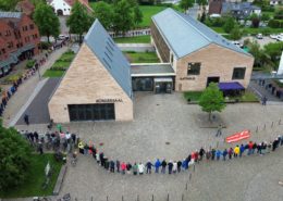Zum Abschluss der Demo bildeten die Beteiligten eine Menschenkette rund um das Bissendorfer Rathaus.