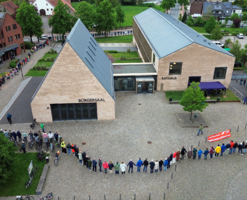 Zum Abschluss der Demo bildeten die Beteiligten eine Menschenkette rund um das Bissendorfer Rathaus.
