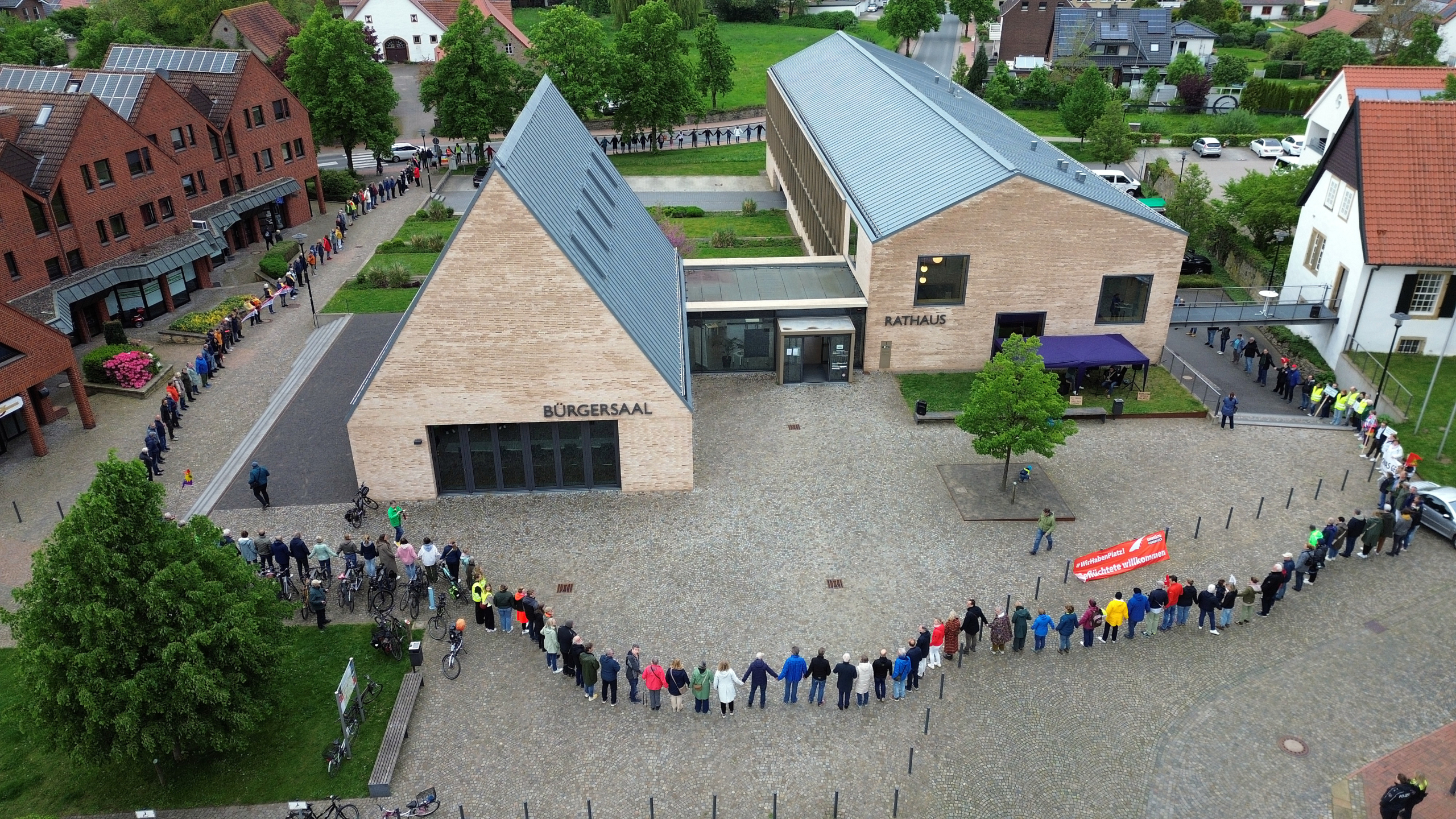 Zum Abschluss der Demo bildeten die Beteiligten eine Menschenkette rund um das Bissendorfer Rathaus.