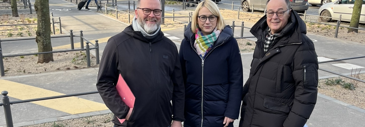 Sie haben den umgestalteten Bahnhofsvorplatz offiziell eröffnet: Mike Bohne, Fachbereichsleiter Geodaten und Verkehrsanlagen, Oberbürgermeisterin Katharina Pötter und Hartmut Dieckmann, Geschäftsführer der Baufirma Dieckmann (von links)