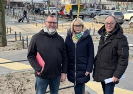 Sie haben den umgestalteten Bahnhofsvorplatz offiziell eröffnet: Mike Bohne, Fachbereichsleiter Geodaten und Verkehrsanlagen, Oberbürgermeisterin Katharina Pötter und Hartmut Dieckmann, Geschäftsführer der Baufirma Dieckmann (von links)