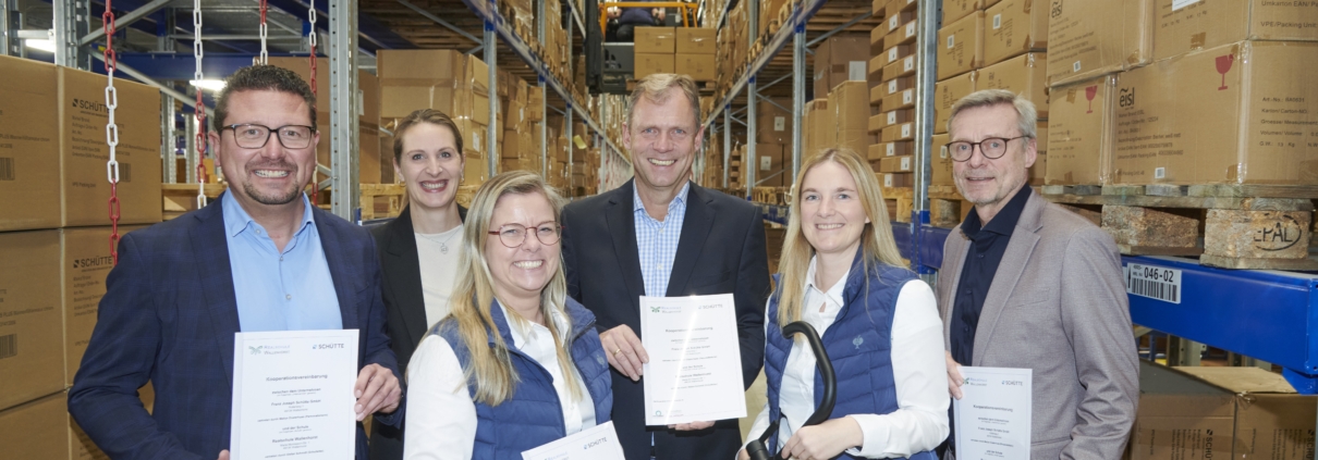 Besiegelten jetzt die Kooperation (v.li.): MaßArbeit-Vorstand Lars Hellmers, Kerstin Hüls, Servicestelle Schule-Wirtschaft MaßArbeit, Mailyn Düsterhues, Personallei-terin Franz Joseph Schütte GmbH, Harald Brinkmeyer, Fachkonferenzleiter Wirt-schaft der Realschule Wallenhorst, Daniela Höckelmann, Geschäftsführerin Franz Joseph Schütte GmbH, und Otto Steinkamp, Bürgermeister Wallenhorst. Foto: Uwe Lewandowski / MaßArbeit