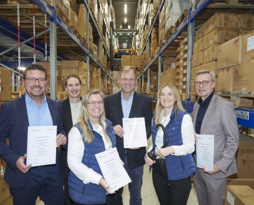 Besiegelten jetzt die Kooperation (v.li.): MaßArbeit-Vorstand Lars Hellmers, Kerstin Hüls, Servicestelle Schule-Wirtschaft MaßArbeit, Mailyn Düsterhues, Personallei-terin Franz Joseph Schütte GmbH, Harald Brinkmeyer, Fachkonferenzleiter Wirt-schaft der Realschule Wallenhorst, Daniela Höckelmann, Geschäftsführerin Franz Joseph Schütte GmbH, und Otto Steinkamp, Bürgermeister Wallenhorst. Foto: Uwe Lewandowski / MaßArbeit