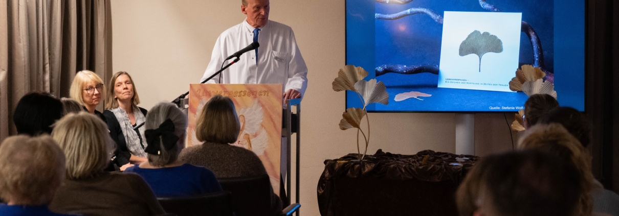 In der Schüchtermann-Klinik hat erstmals eine Gedenkfeier für verstorbene Patientinnen und Patienten stattgefunden. Auch Prof. Dr. Nicolas Doll, Chefarzt Herzchirurgie an der Schüchtermann-Klinik, sprach zu den Versammelten. Foto: Schüchtermann-Klinik/Opitz