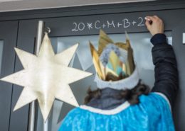 Sternsinger*innen bringen Segen: Die Aktion Dreikönigssingen startet im Bistum Osnabrück am 29. Dezember Bild: Kindermissionswerk