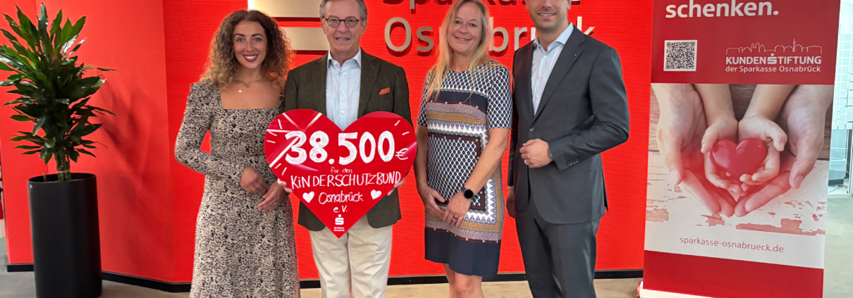 : Freuen sich über die Spende für den Kinderschutzbund Osnabrück: Aleksandra Alba Lopez (Verwaltung & Social Media Kinderschutzbund Osnabrück, v.l.), Johannes Hartig (Ehemaliger Vorstandsvorsitzender der Sparkasse Osnabrück), Gaby Altevogt (Geschäftsführerin Kinderschutzbund) und Fabian Winkler (Vorstand der Kundenstiftung der Sparkasse Osnabrück). Foto: L. Knemeyer/Sparkasse Osnabrück.