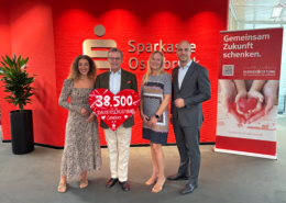 : Freuen sich über die Spende für den Kinderschutzbund Osnabrück: Aleksandra Alba Lopez (Verwaltung & Social Media Kinderschutzbund Osnabrück, v.l.), Johannes Hartig (Ehemaliger Vorstandsvorsitzender der Sparkasse Osnabrück), Gaby Altevogt (Geschäftsführerin Kinderschutzbund) und Fabian Winkler (Vorstand der Kundenstiftung der Sparkasse Osnabrück). Foto: L. Knemeyer/Sparkasse Osnabrück.
