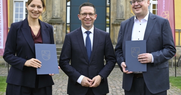 Prof. Susanne Menzel-Riedl, Wissenschaftsminister Falko Mohrs (Bildmitte) und Prof. Tim Römer bei der feierlichen Amtsübergabe an der Universität Osnabrück. Foto: Hermann Pentermann