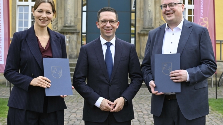 Prof. Susanne Menzel-Riedl, Wissenschaftsminister Falko Mohrs (Bildmitte) und Prof. Tim Römer bei der feierlichen Amtsübergabe an der Universität Osnabrück. Foto: Hermann Pentermann